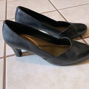Easy Spirit Black Leather Size 11 Pumps. Worn once